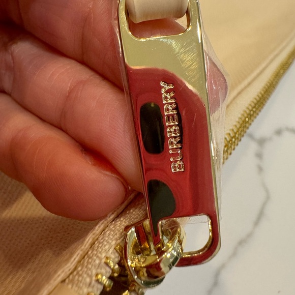 💕Burberry Pouch Wristlet Makeup Cosmetic Bag Beige from LOGO Zippered NEW - Picture 7 of 8